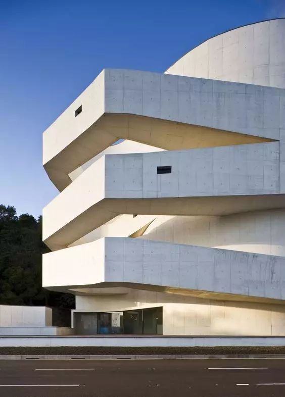 該項目主要服務(wù)設(shè)施集中配置于安豐街兩側(cè)