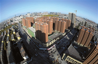 小區(qū)樓門口的人臉識別門禁系統(tǒng)