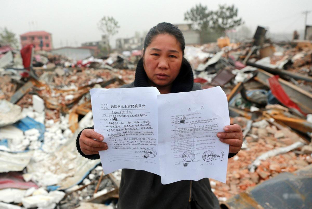 然后公證人和在場人員在記錄上簽字