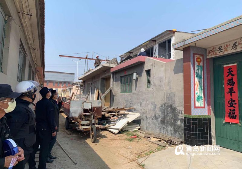 樓村統(tǒng)建樓不遠(yuǎn)處的一個(gè)告示牌顯示