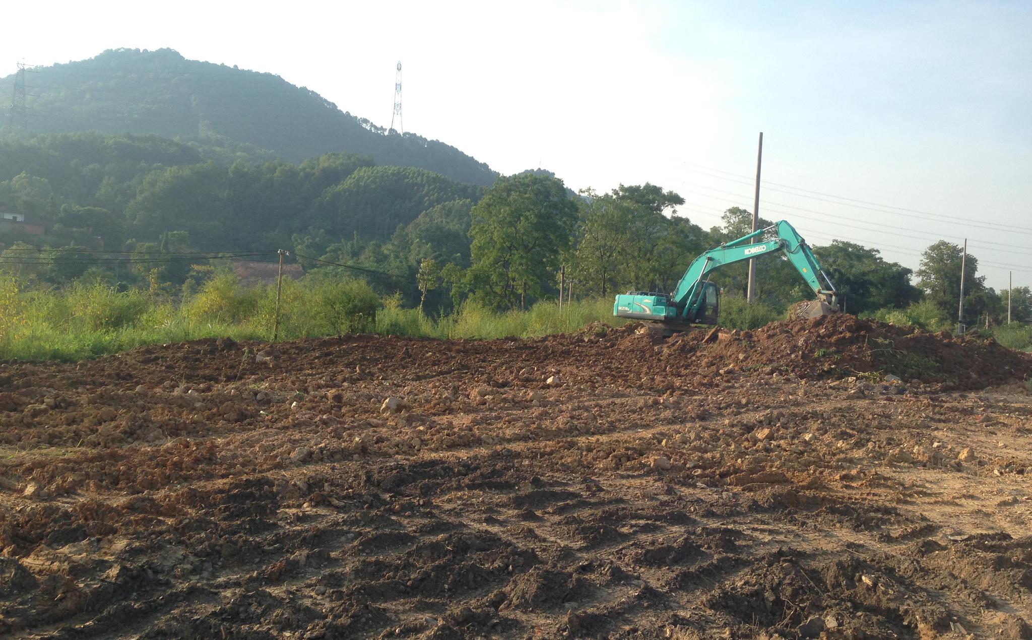 無人入住的小產(chǎn)權(quán)房項目進(jìn)行拆除