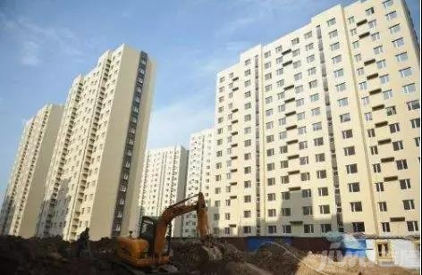 東邊停車(chē)場(chǎng)里的車(chē)停得端端正正