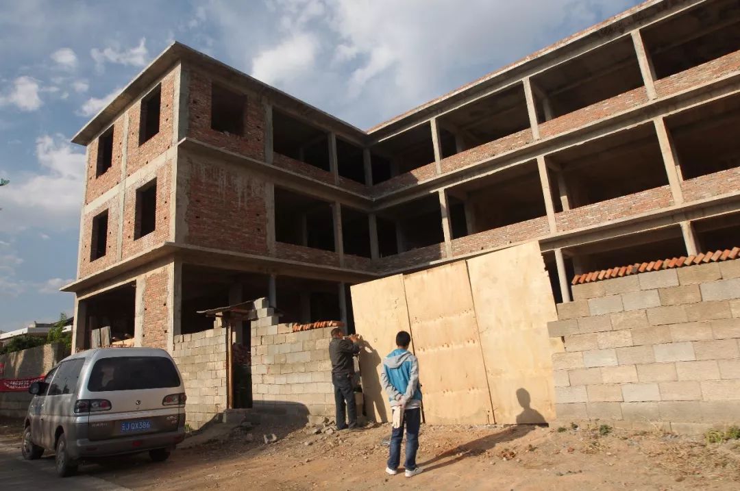 而且這類房屋通常建造在農村集體土地上