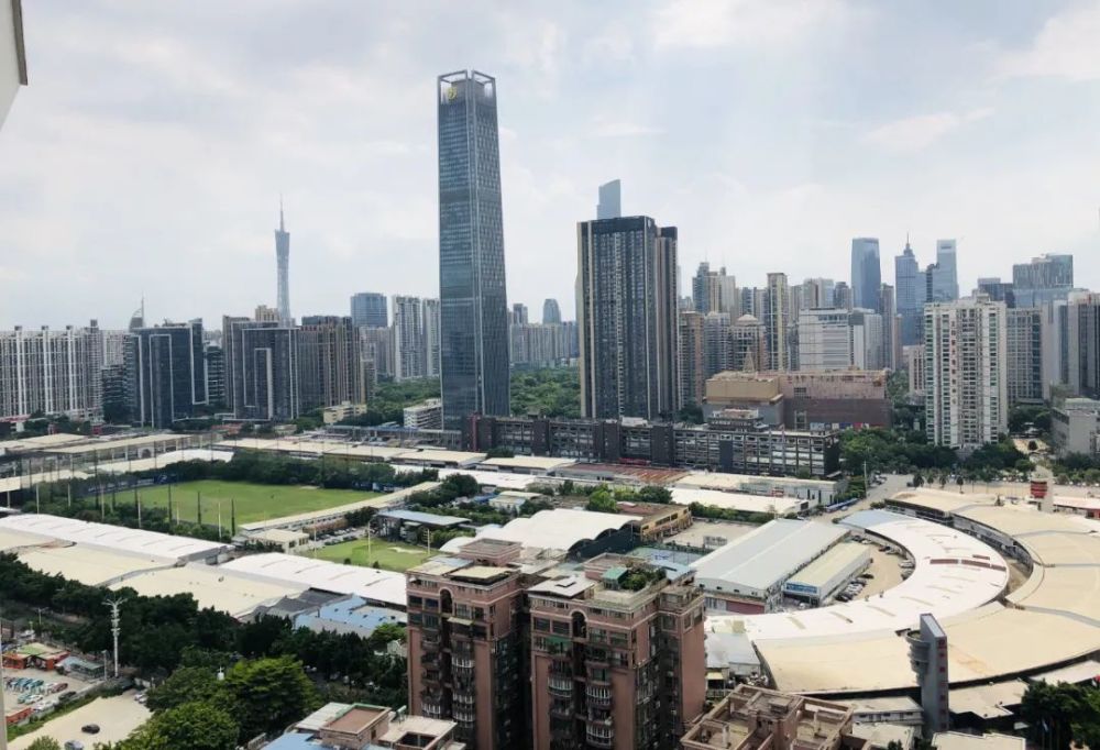 村民們?cè)缫炎杂凶》?></img></p>
<p><strong>大石土豪村植村村民分房活動(dòng)</strong></p>
<p>1、最多一戶(hù)分9套，價(jià)過(guò)億。有時(shí)一些事，真的根本無(wú)法是艷羨。</p>
<p>2、2018年，大石土豪村植村村民分房文藝活動(dòng)。每人可分至30平米的公寓樓占地。</p>
<p>3、值得注意的是，他們不需要騰退，就有房子分。</p>
<p>4、這些地是歸屬于村集體的農(nóng)地，與購(gòu)房者開(kāi)展合作研發(fā)的建設(shè)項(xiàng)目，村集體撥用贏得其中30%的發(fā)展商。</p>
<p>5、植村周邊的房?jī)r(jià)上漲都在2萬(wàn)以上，隱性替鄉(xiāng)親們每人領(lǐng)取60萬(wàn)以上的退休金。</p>
<p>6、獵德村曾遭稱(chēng)作“廣州天河最窮的居民小區(qū)”，歷經(jīng)舊改后，居民在珠江新城賺到多套回遷房，一時(shí)間，獵德村干部頻頻股權(quán)過(guò)千萬(wàn)元。</p>
<p>7、廣州市越秀區(qū)楊箕村村民，住進(jìn)了高大上的扶梯住宅。</p>
<p>8、據(jù)楊箕村發(fā)布名冊(cè)，回遷房名次配占地面積為278544平方米，大約村民戶(hù)均坐擁800多萬(wàn)的優(yōu)質(zhì)資產(chǎn)。</p>
<p>9、2009年，冼村已經(jīng)開(kāi)始宣告改擴(kuò)建，2018年已經(jīng)開(kāi)始搖仙分房，最多的一戶(hù)需分十幾房。</p>
<p><strong>即靠近獵德大道的二類(lèi)居住用地</strong></p>
<p>1、AT113規(guī)劃管理單元還會(huì)“大變樣”。修正為規(guī)劃二類(lèi)聚居工業(yè)用地、定居商業(yè)地產(chǎn)混合工業(yè)用地、商辦聚居混合土地、商業(yè)地產(chǎn)商務(wù)人士混合土地，與及學(xué)校、肉菜市場(chǎng)、城建公共設(shè)施等。</p>
<p>2、細(xì)分下的各模組都如火如荼施工單位中?，F(xiàn)場(chǎng)多臺(tái)推土機(jī)檢修，絕大部分都在坡地中，有的已在踢腳手架，除此以外有塔身已冒頭了。</p>
<p>3、即穿過(guò)獵德大道的二類(lèi)定居住宅，竟是什么情形。</p>
<p>4、需模糊聽(tīng)到，冼村一二三期的回遷房（）矗立，一期回遷房鄉(xiāng)親們已在2018年交房，窗戶(hù)上晾著鞋子。</p>
<p>5、工程進(jìn)度最短的是回遷房旁邊的模組，除留存了建筑史建筑群外，腳手架大體上踢好，也有塔身帶出。</p>
<p>6、緊挨黃埔大道、獵德大道的，施工進(jìn)度偏向較慢，但已看見(jiàn)有冒出幾層塔身。</p>
<p>7、再來(lái)看看穿過(guò)恒大中心、維家思大街那邊的地皮情形。</p>
<p>8、、、、子系統(tǒng)，主要就是定居、商業(yè)性、商務(wù)生成元的生態(tài)型。</p>
<p><img src=