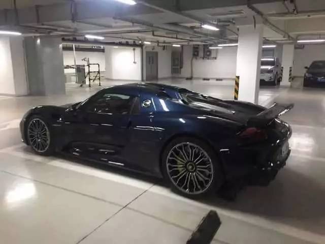 一輛少說(shuō)六七年的很破的電動(dòng)車(chē)在樓道里停